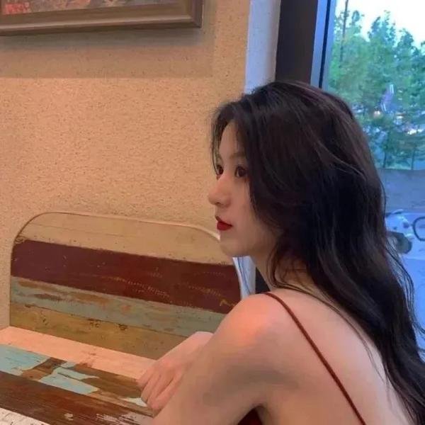 拥抱太阳的月亮